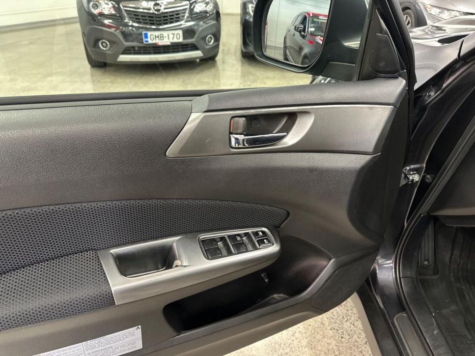SUBARU Forester 2012