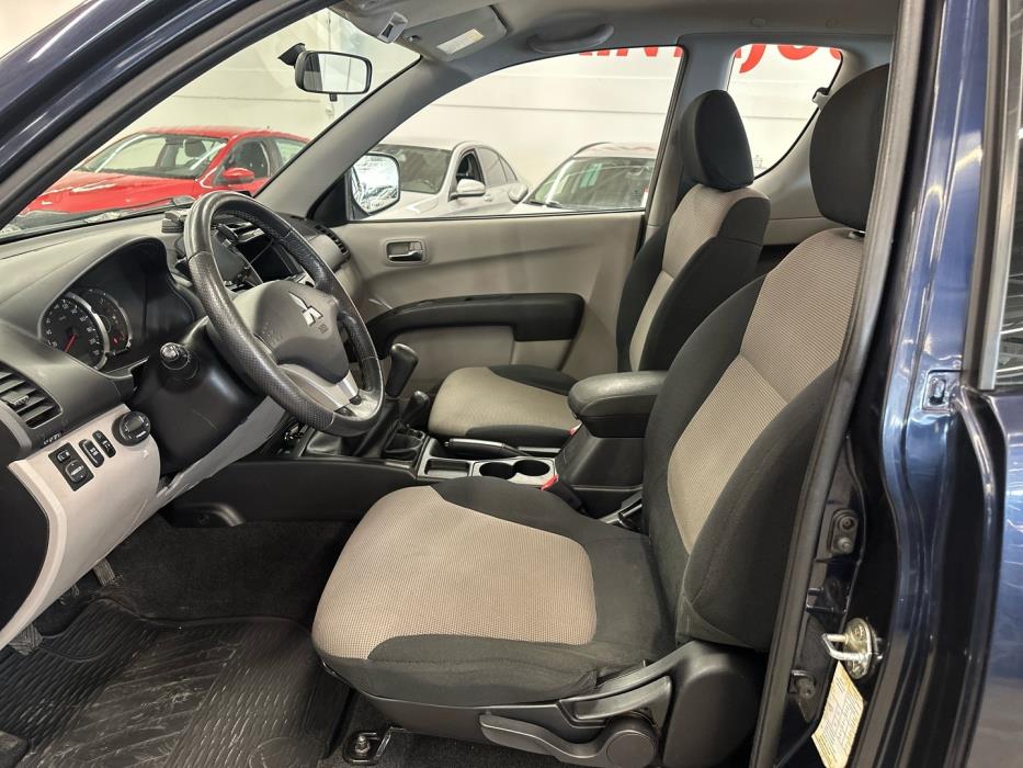 MITSUBISHI L200 2011