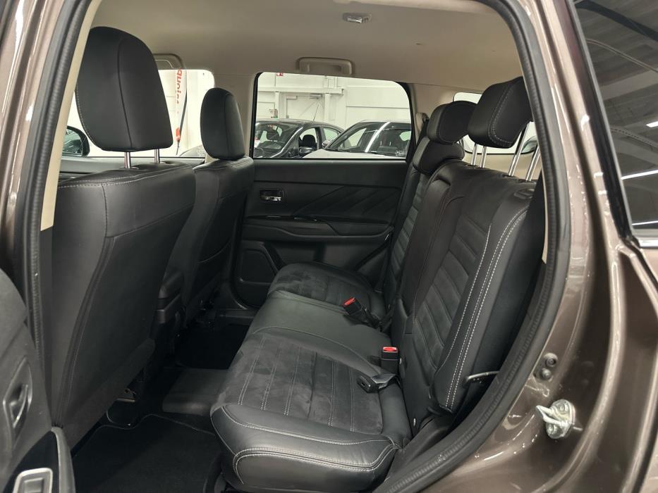 MITSUBISHI Outlander PHEV 2016