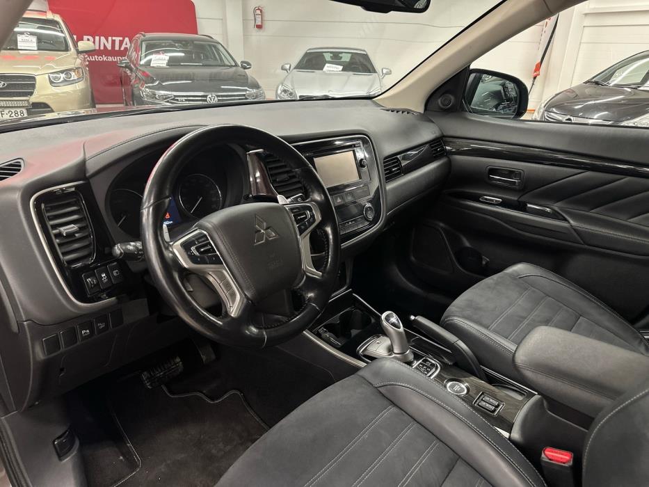 MITSUBISHI Outlander PHEV 2016