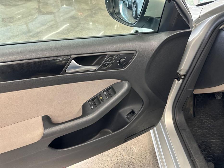 VOLKSWAGEN Jetta 2011