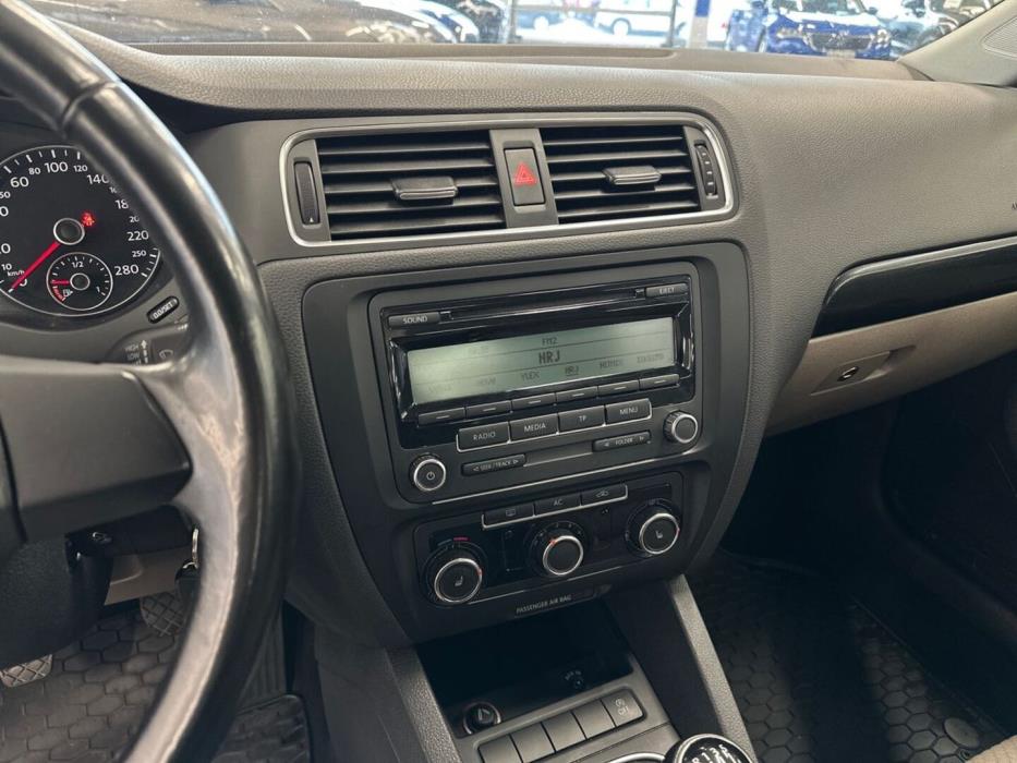 VOLKSWAGEN Jetta 2011