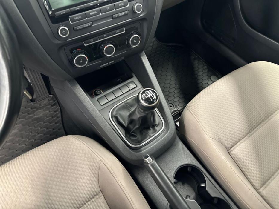 VOLKSWAGEN Jetta 2011