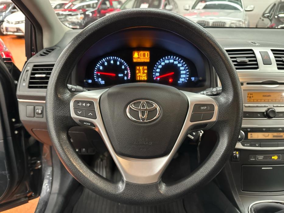 TOYOTA Avensis 2012