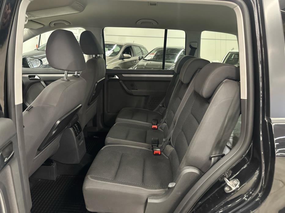 VOLKSWAGEN Touran 2011