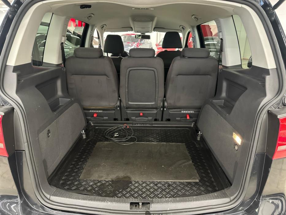 VOLKSWAGEN Touran 2011
