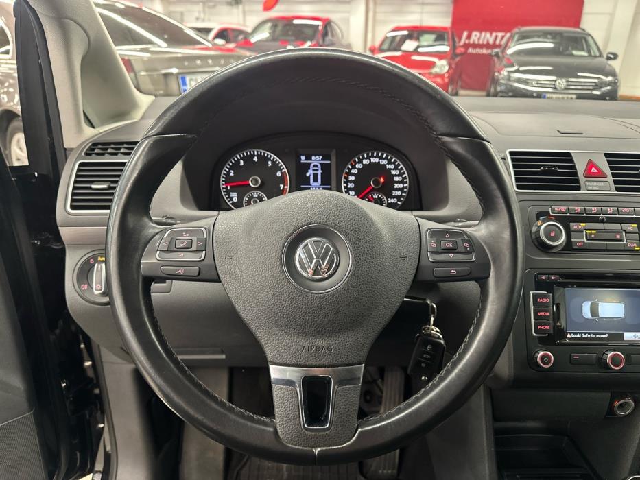 VOLKSWAGEN Touran 2011