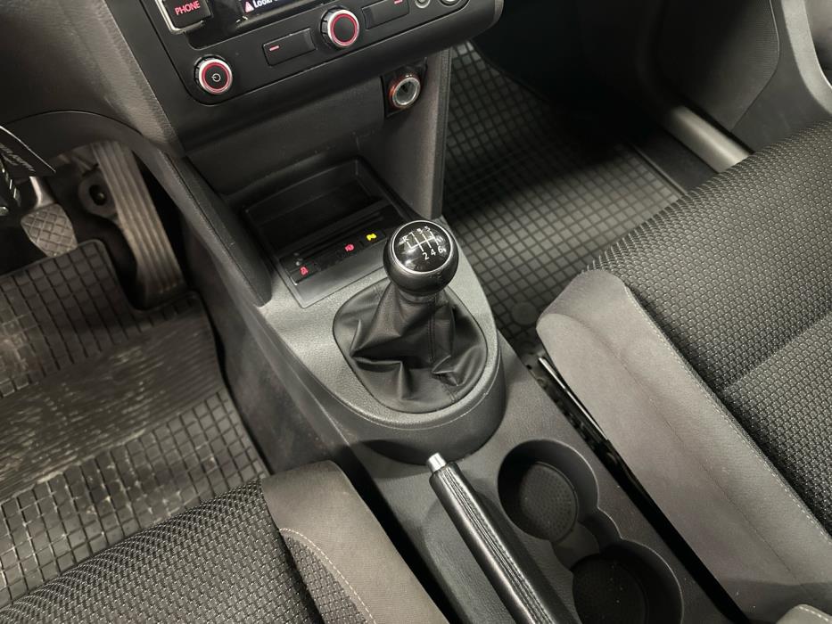 VOLKSWAGEN Touran 2011