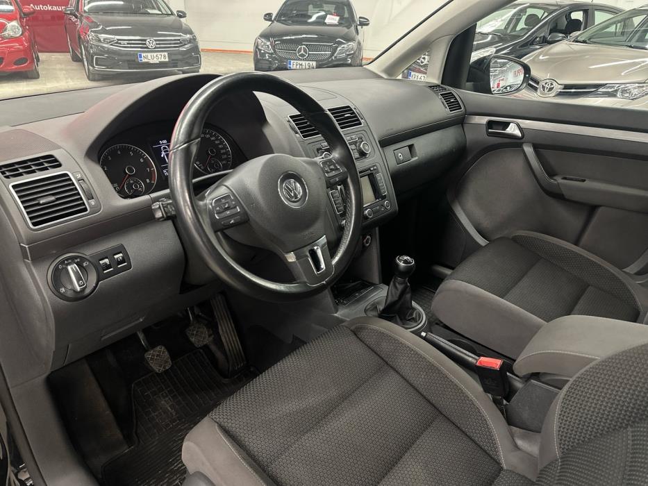 VOLKSWAGEN Touran 2011