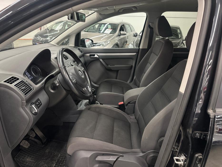 VOLKSWAGEN Touran 2011