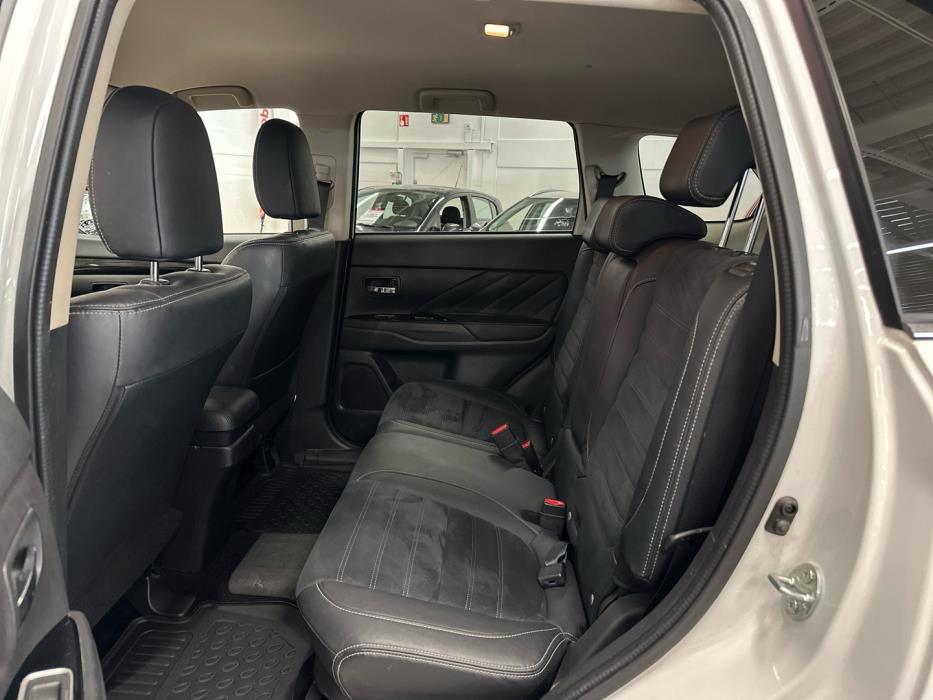 MITSUBISHI Outlander PHEV 2015