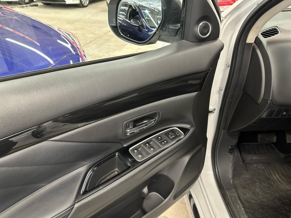 MITSUBISHI Outlander PHEV 2015