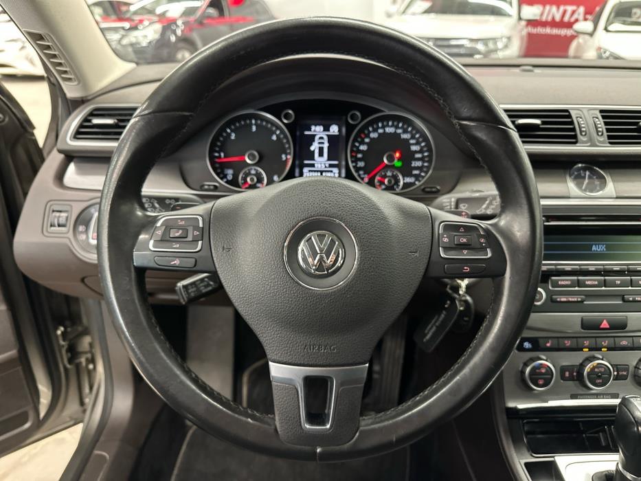 VOLKSWAGEN Passat 2012