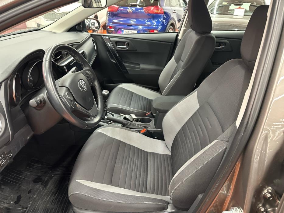 TOYOTA Auris 2016