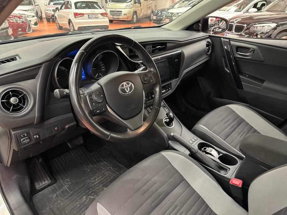 TOYOTA Auris 2015