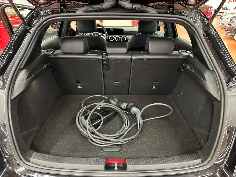 MERCEDES-BENZ A 2022