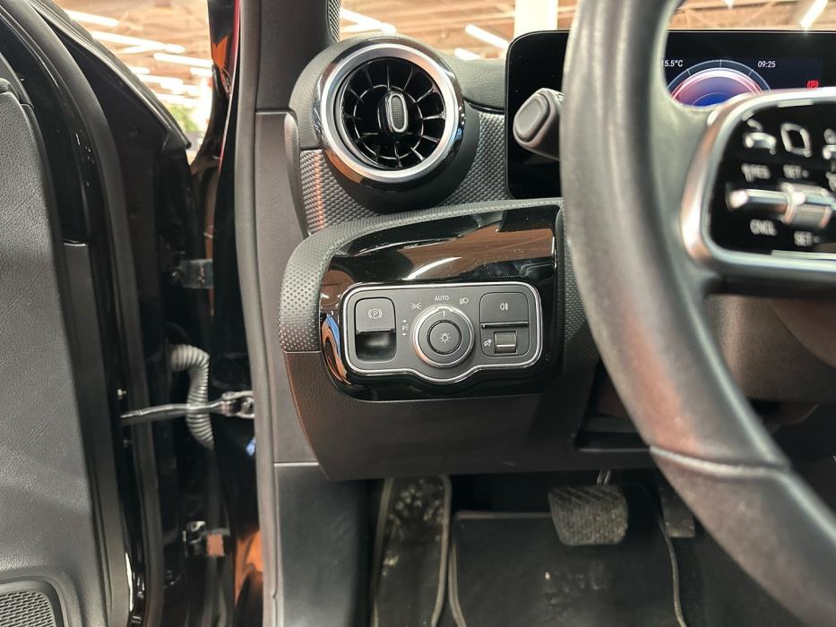 MERCEDES-BENZ A 2022