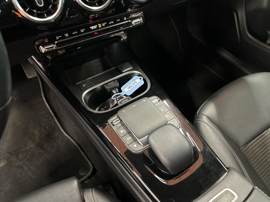 MERCEDES-BENZ A 2022