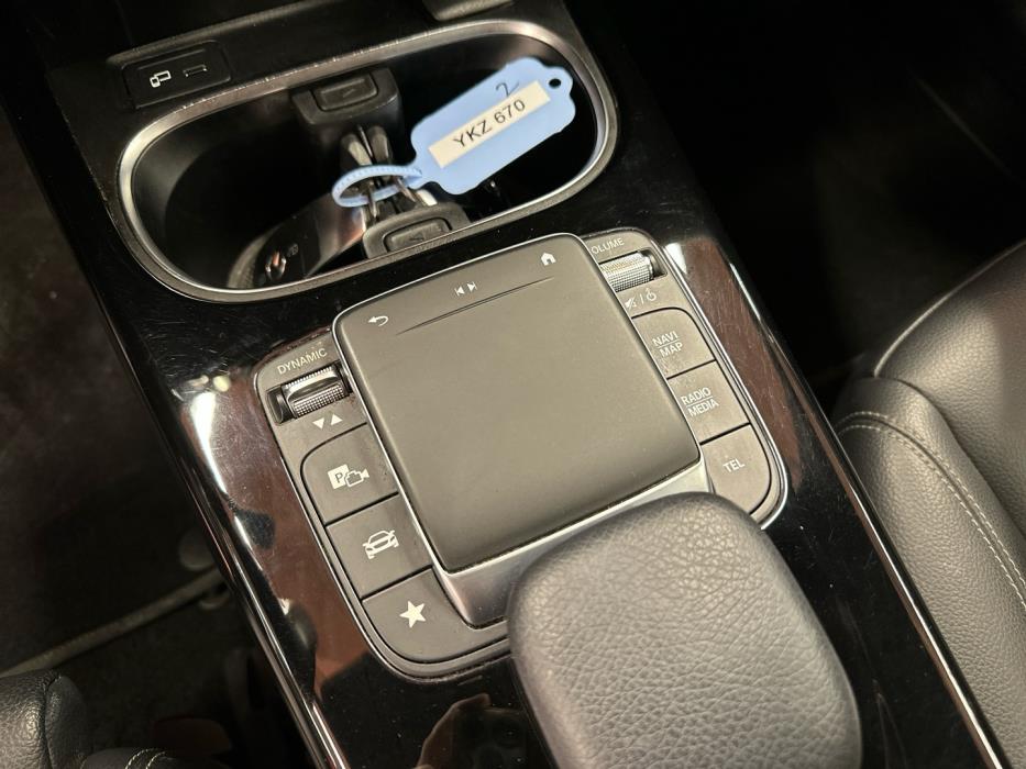 MERCEDES-BENZ A 2022