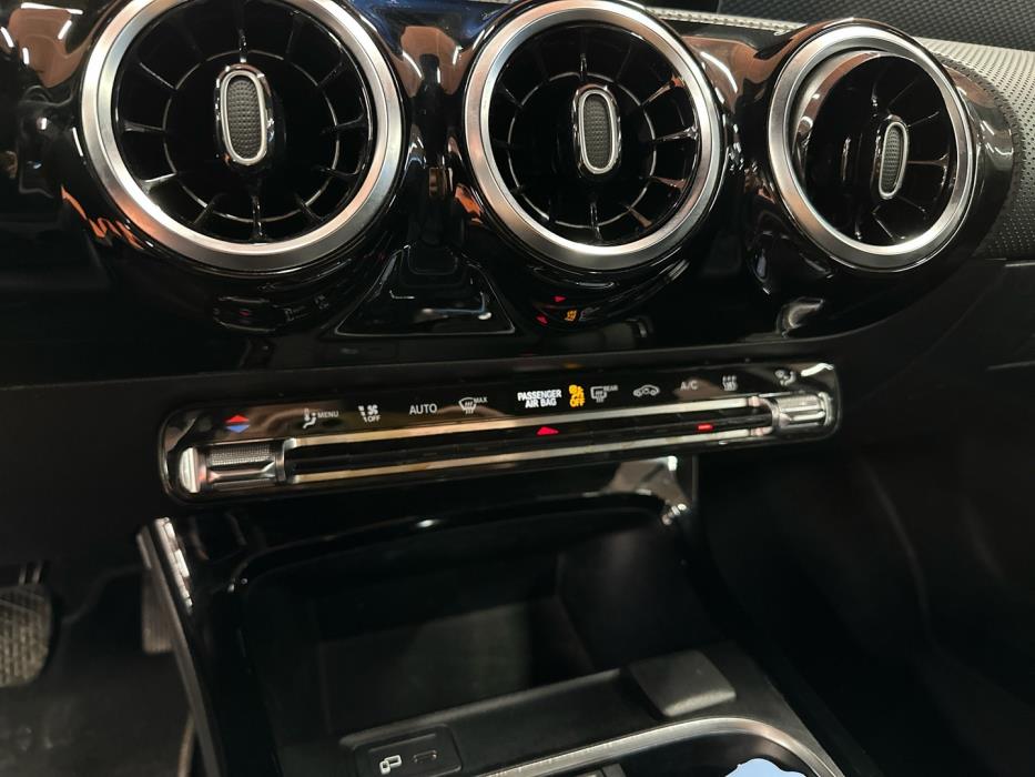 MERCEDES-BENZ A 2022