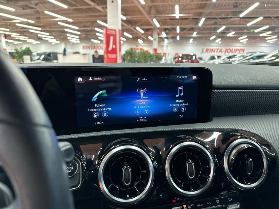 MERCEDES-BENZ A 2022