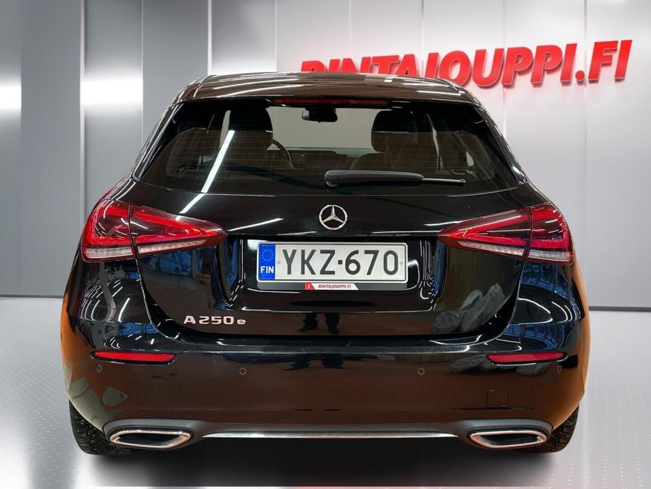 MERCEDES-BENZ A 2022