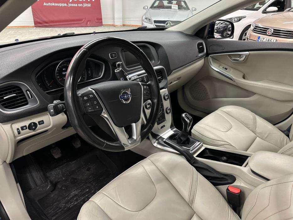 VOLVO V40 2015