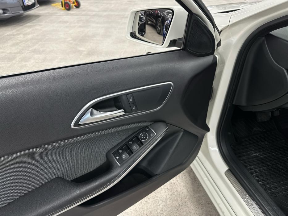 MERCEDES-BENZ A 2016