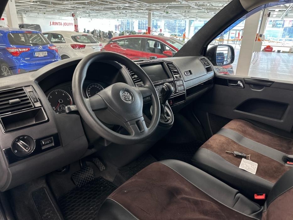 VOLKSWAGEN Caravelle 2012