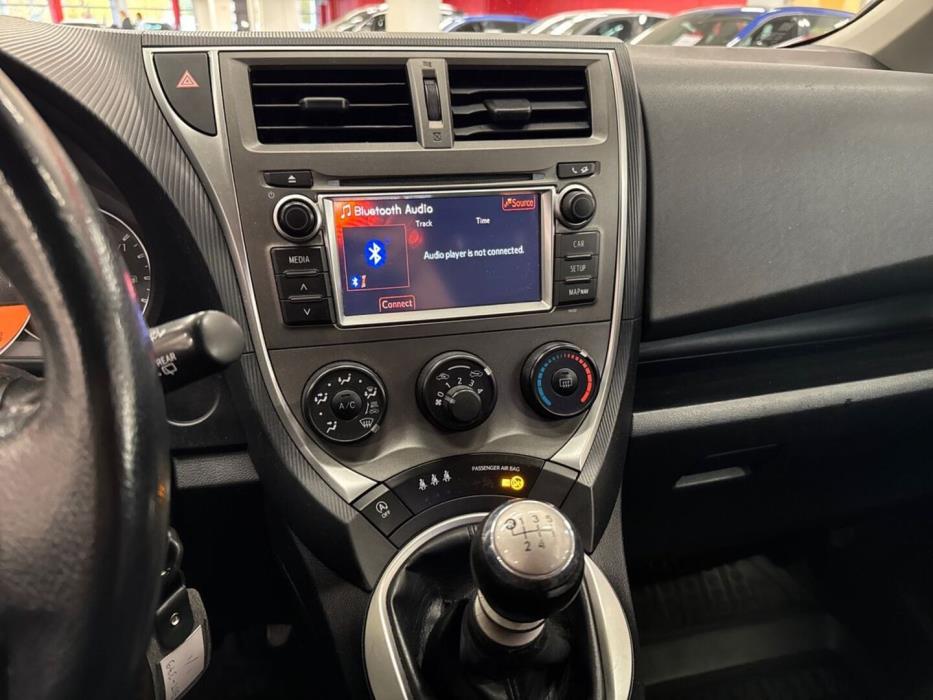 TOYOTA Verso-S 2011