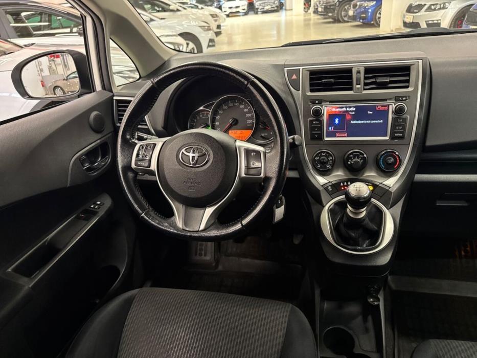 TOYOTA Verso-S 2011