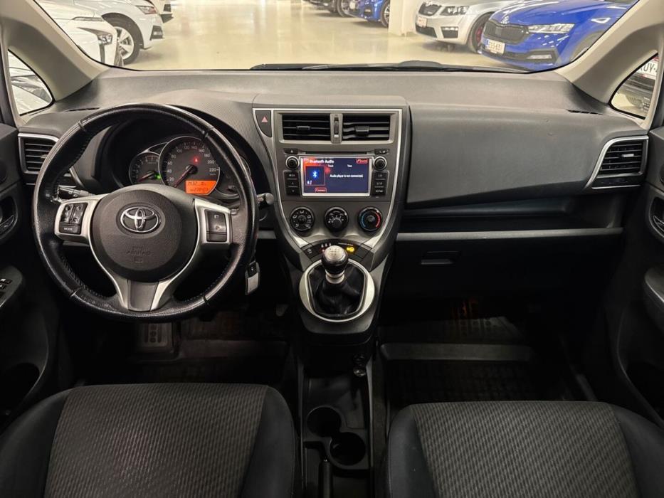 TOYOTA Verso-S 2011