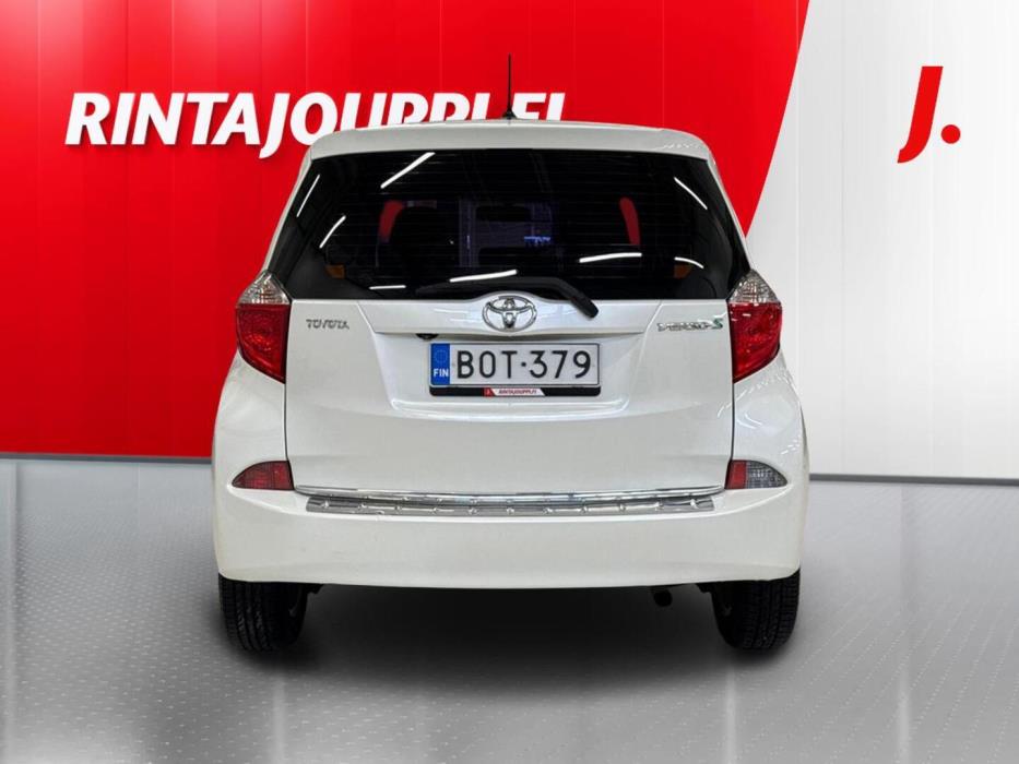 TOYOTA Verso-S 2011
