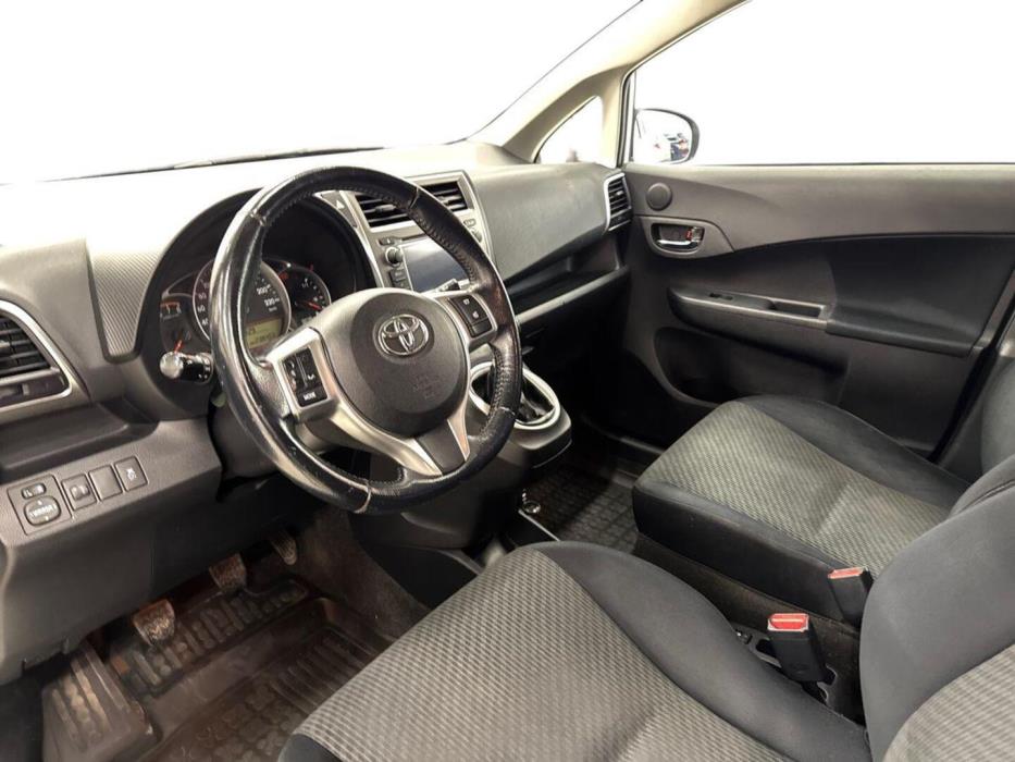 TOYOTA Verso-S 2011