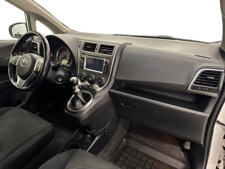TOYOTA Verso-S 2011