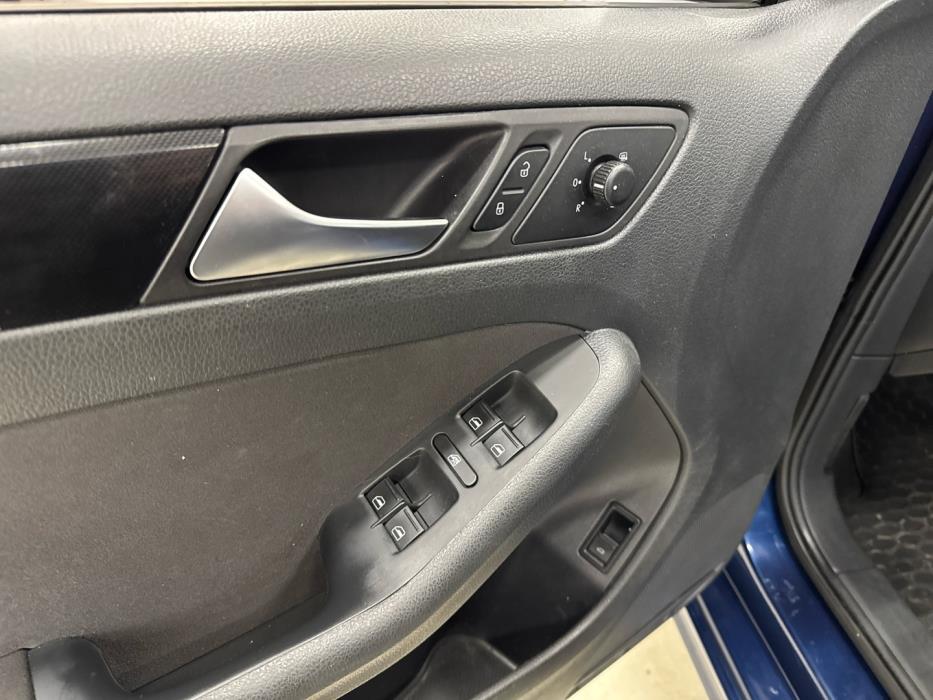 VOLKSWAGEN Jetta 2012