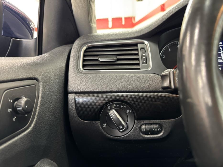 VOLKSWAGEN Jetta 2012
