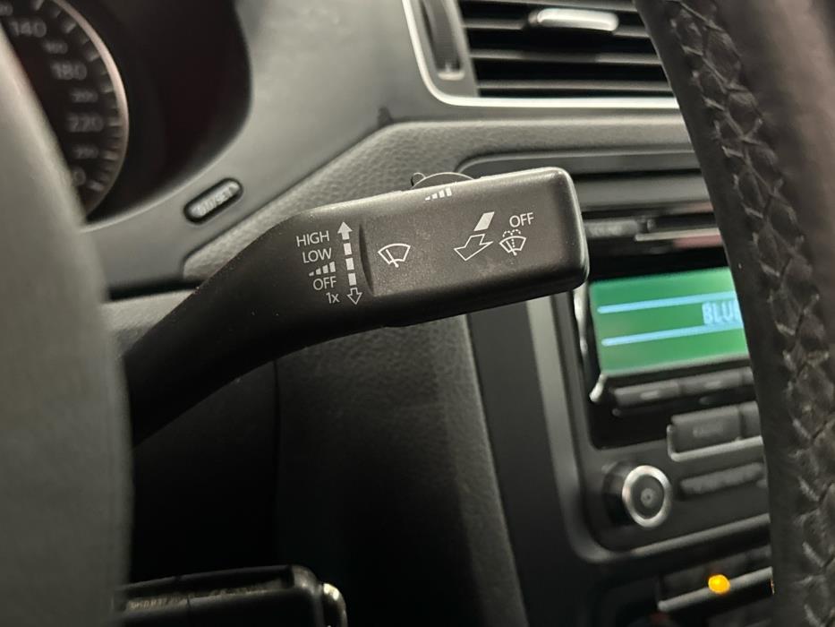 VOLKSWAGEN Jetta 2012