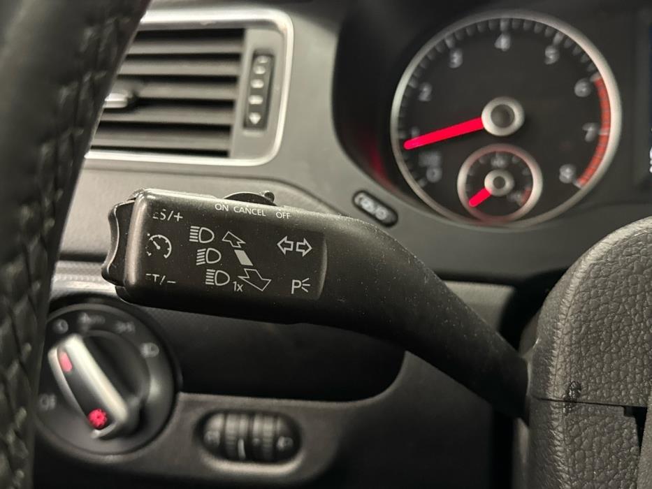 VOLKSWAGEN Jetta 2012