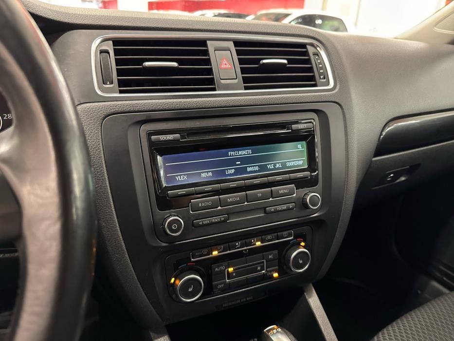 VOLKSWAGEN Jetta 2012