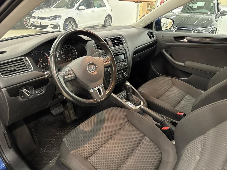 VOLKSWAGEN Jetta 2012