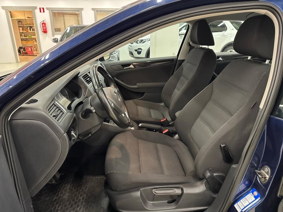 VOLKSWAGEN Jetta 2012