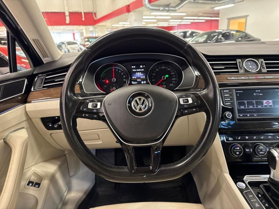 VOLKSWAGEN Passat 2016