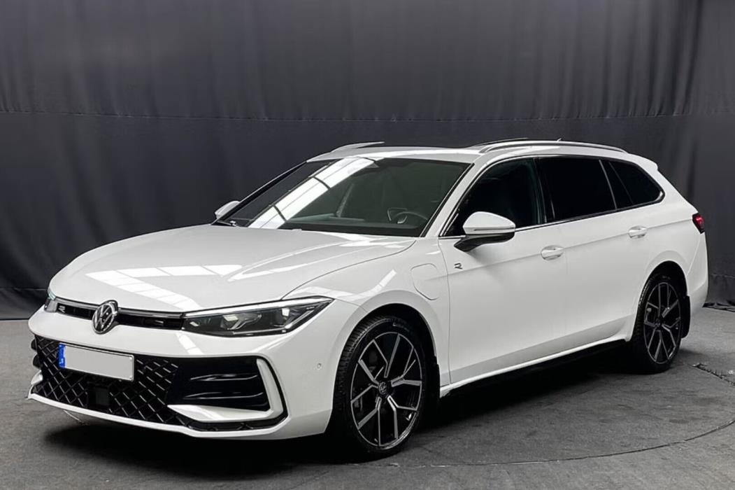 VOLKSWAGEN Passat 2025