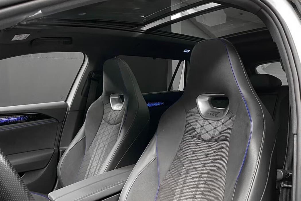 VOLKSWAGEN Passat 2025
