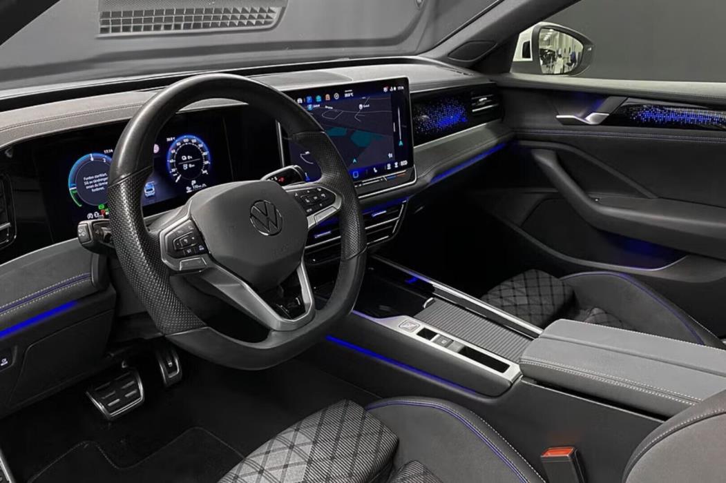 VOLKSWAGEN Passat 2025