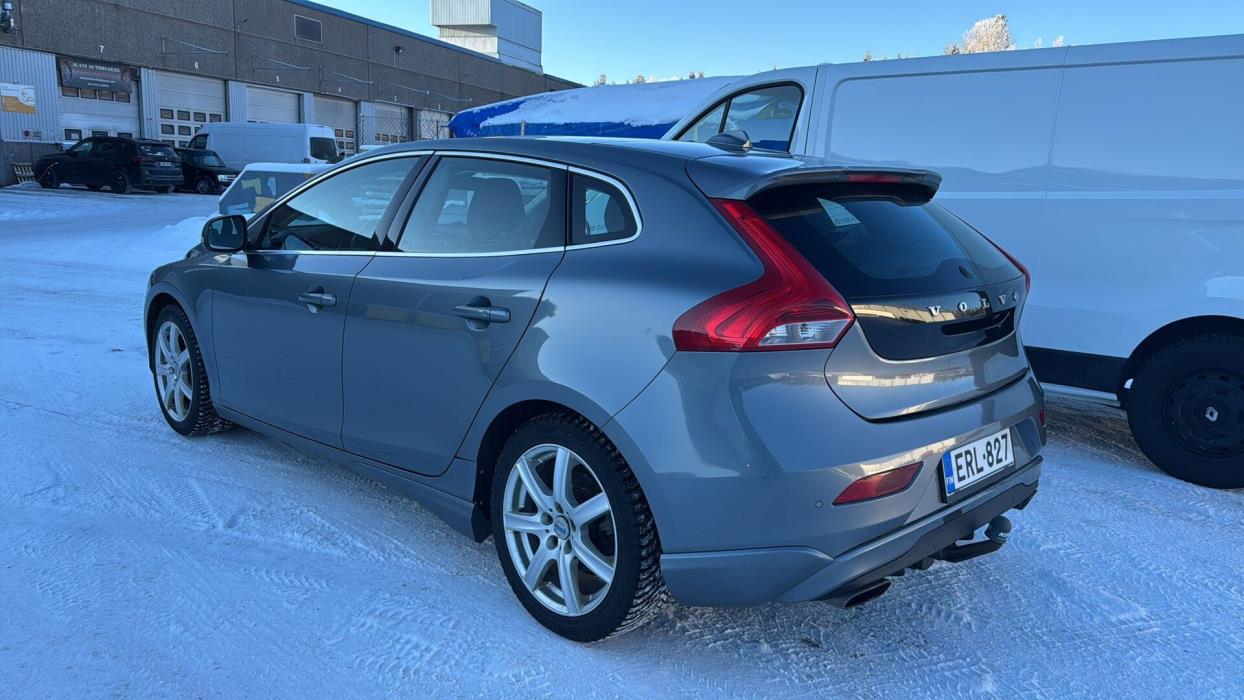 VOLVO V40 2016