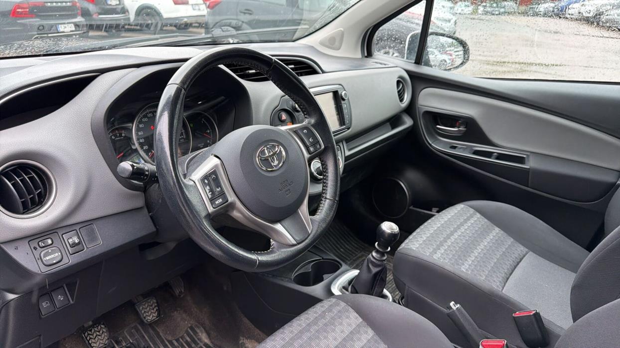 TOYOTA Yaris 2016