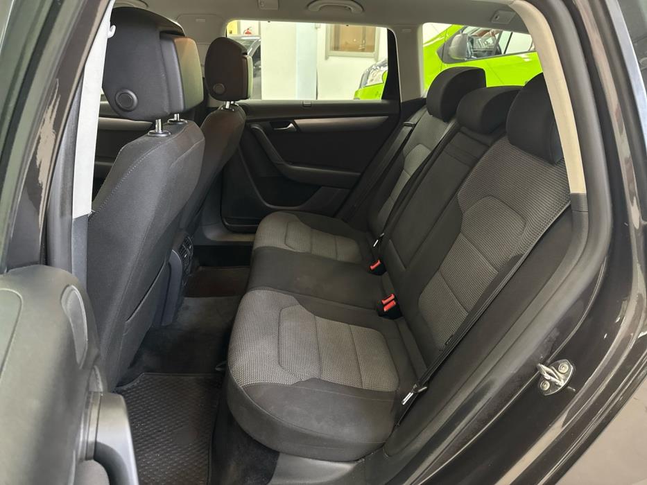 VOLKSWAGEN Passat 2011