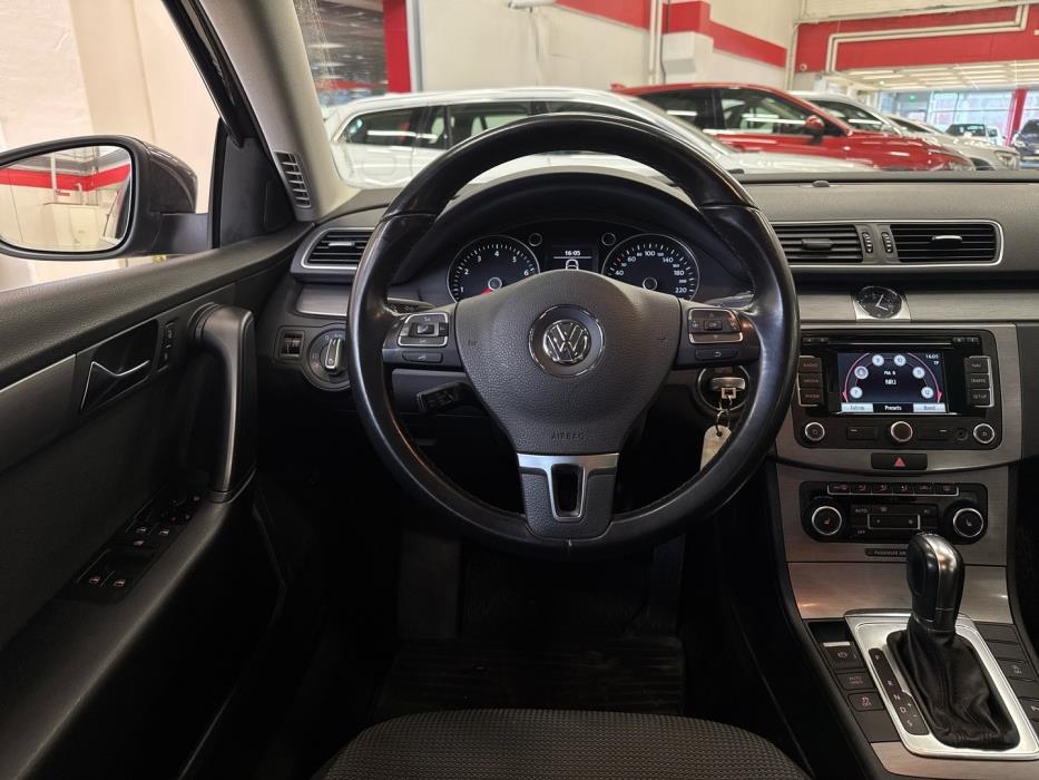 VOLKSWAGEN Passat 2011
